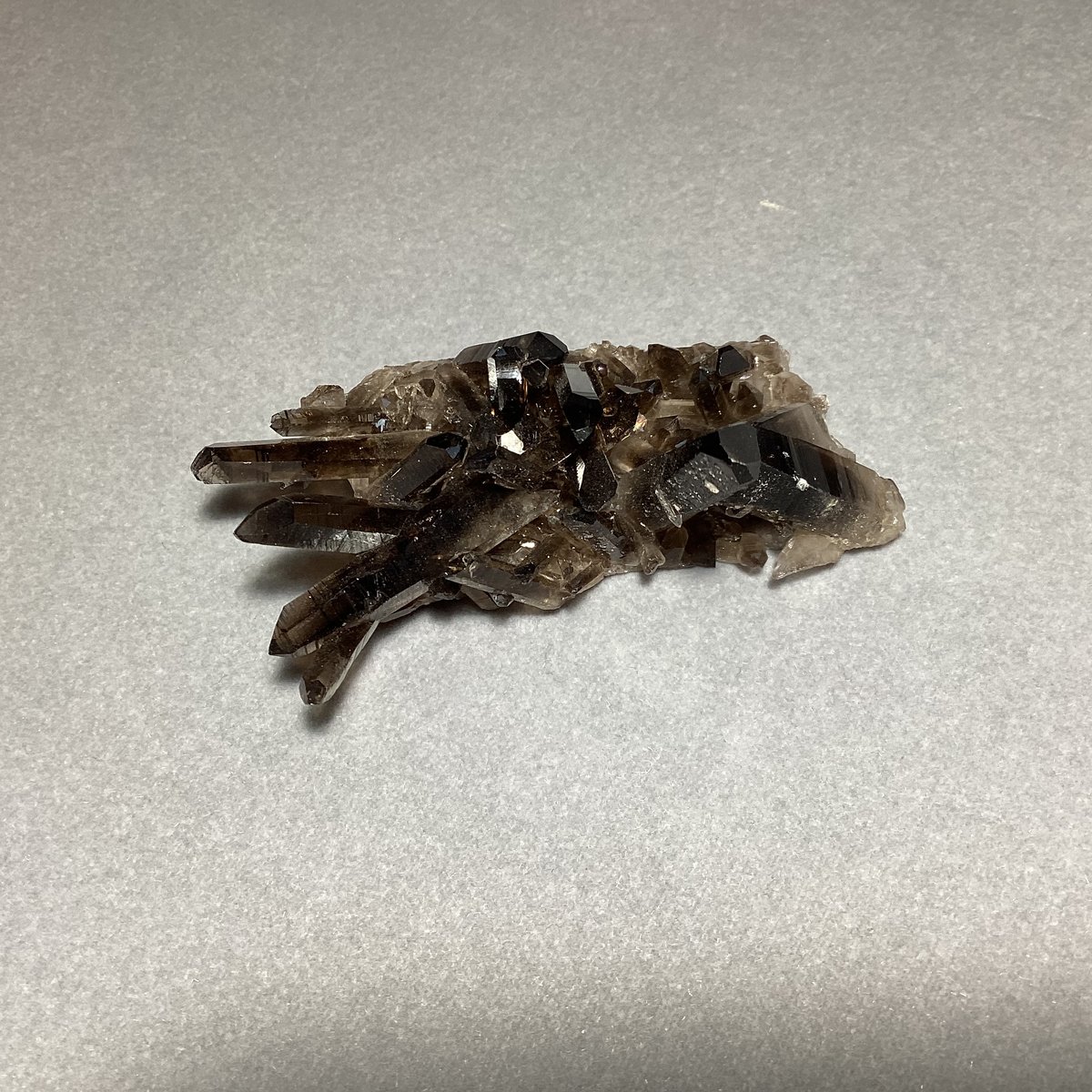 煙水晶（スモーキークォーツ）フィンランド産 原石 クラスター