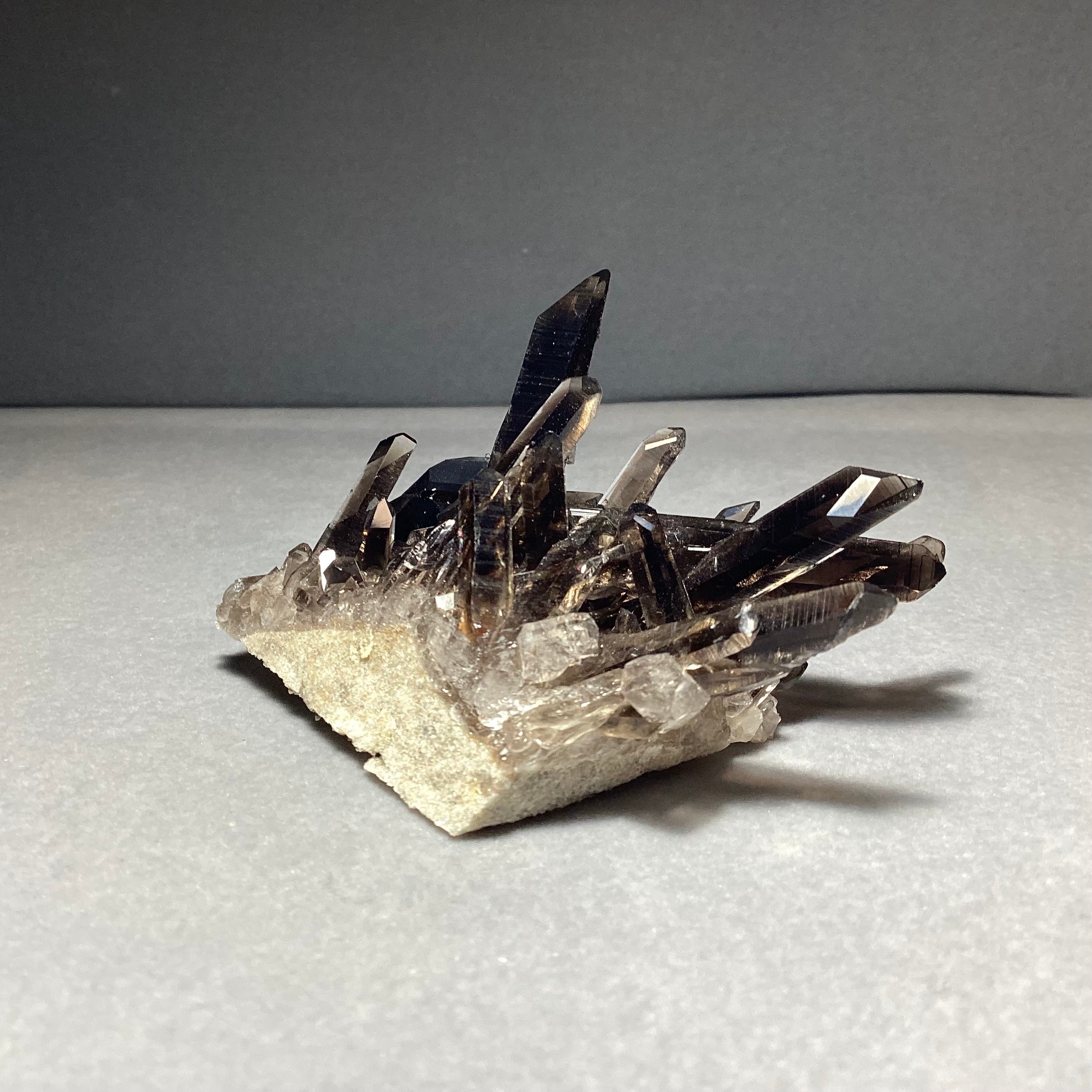 煙水晶（スモーキークォーツ）フィンランド産 原石 クラスター