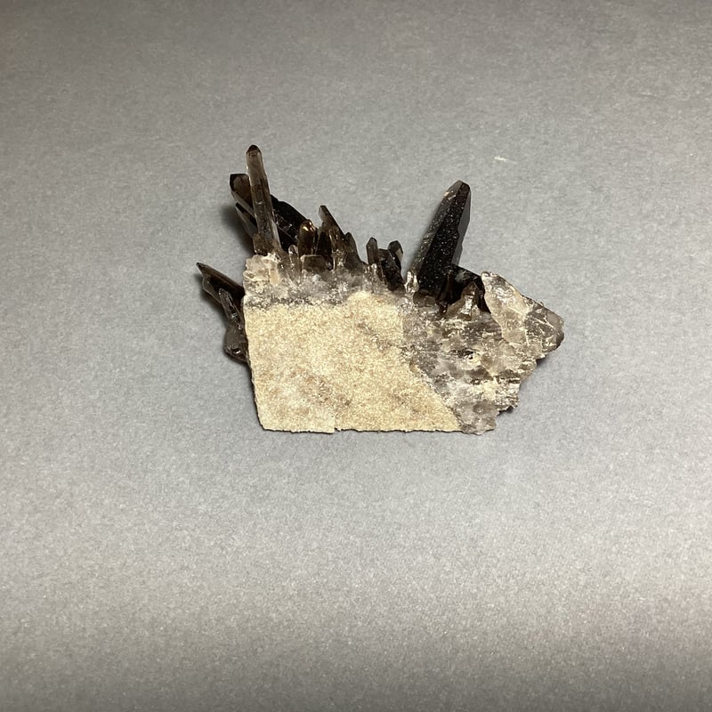 煙水晶（スモーキークォーツ）フィンランド産 原石 クラスター