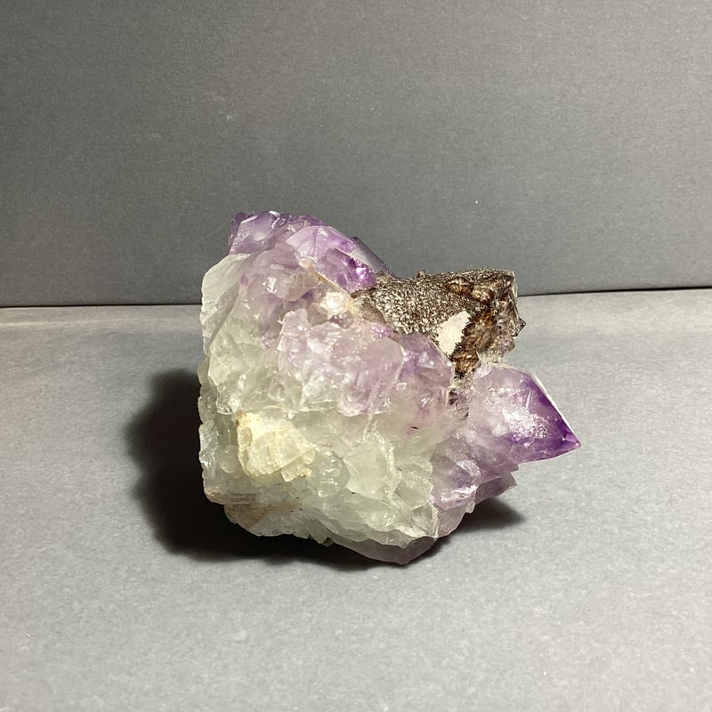 アメジスト クラスター 紫水晶 高品質 虹入り　ゲーサイト　カルサイト共生 1.3Kg ブラジル産 アメジストクラスター カルサイト共生[T749-4138]