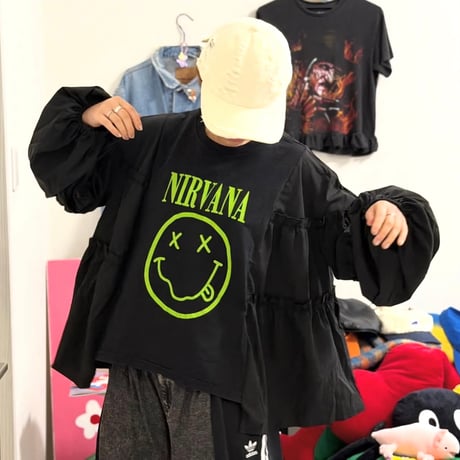 Tシャツ×フリルブラウス
