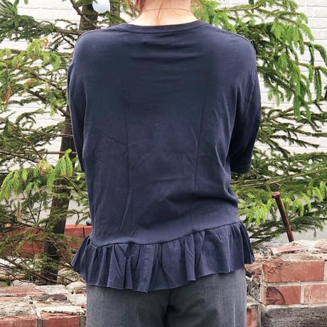 フリルTシャツ
