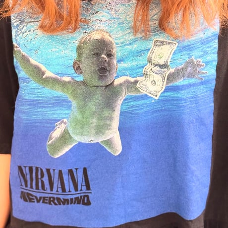 フリルTシャツ