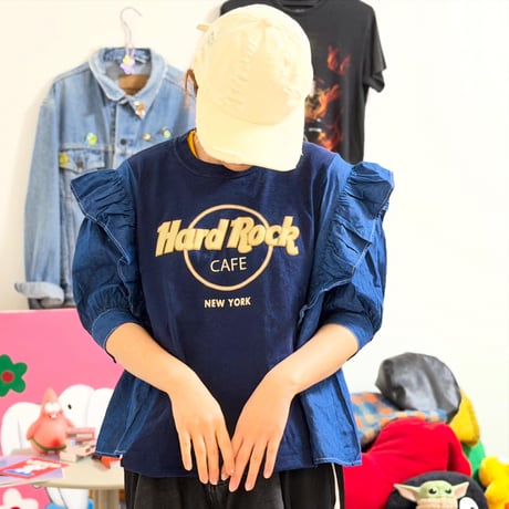 Tシャツ×フリルブラウス