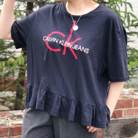 フリルTシャツ