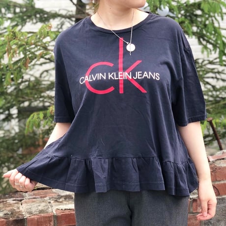 フリルTシャツ