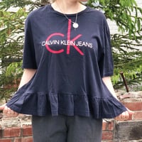 フリルTシャツ