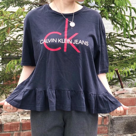 フリルTシャツ