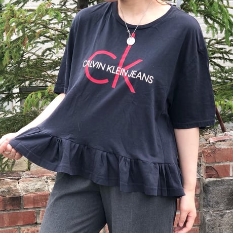 フリルTシャツ