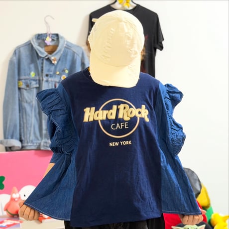 Tシャツ×フリルブラウス