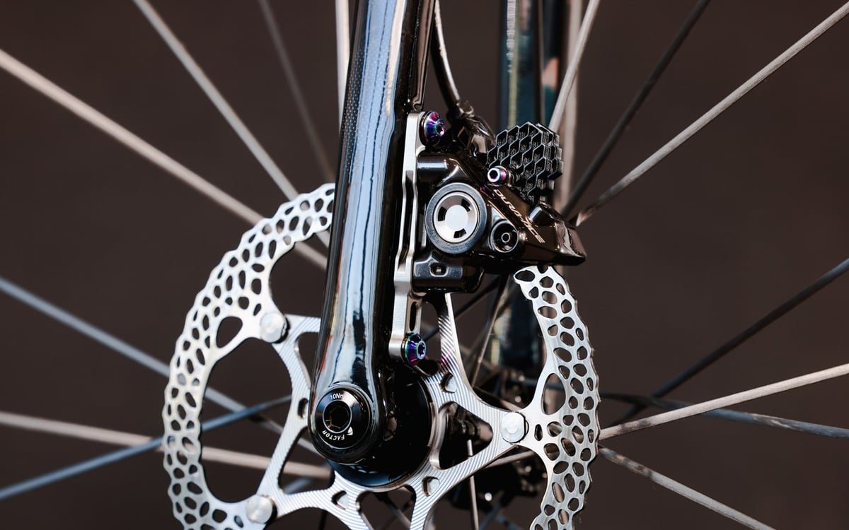 Flat-Mount ディスクブレーキアダプター（SRAM ロードキャリパー用