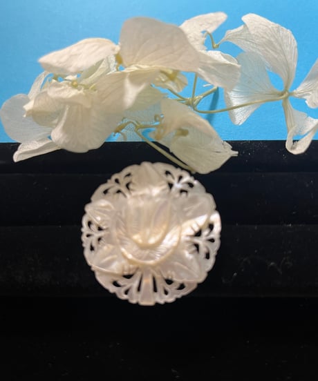 ベツレヘムパール　薔薇　バラ　ブローチ　白蝶貝
