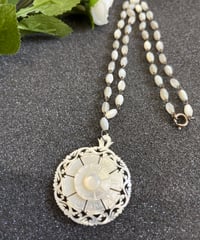 ベツレヘムパール　カモミール　白蝶貝　ネックレス　お花　ペンダント