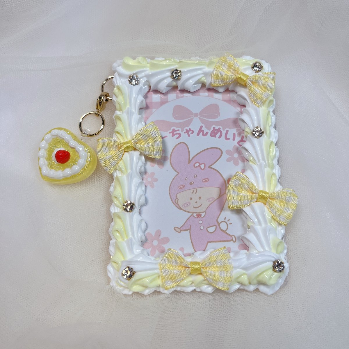 B8 ホイップデコトレカケース (黄色リボン×🎂チャーム付き) | はーちゃんめいど