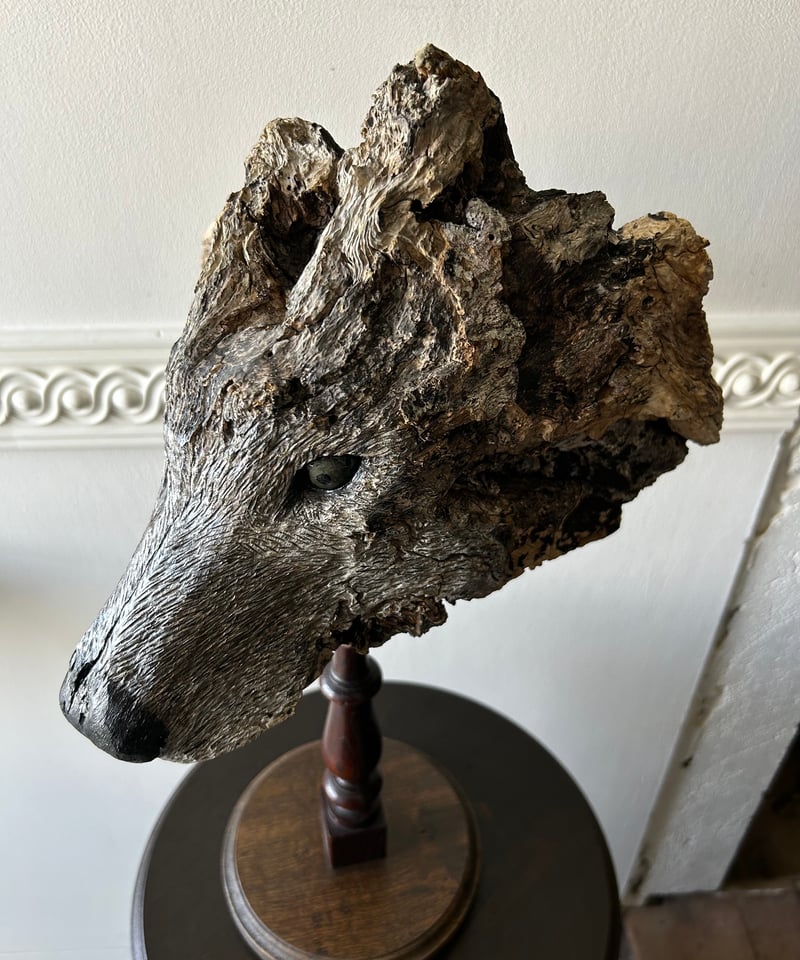 オオカミの木製彫刻 約30cm高 オオカミの木製彫刻 約30cm高