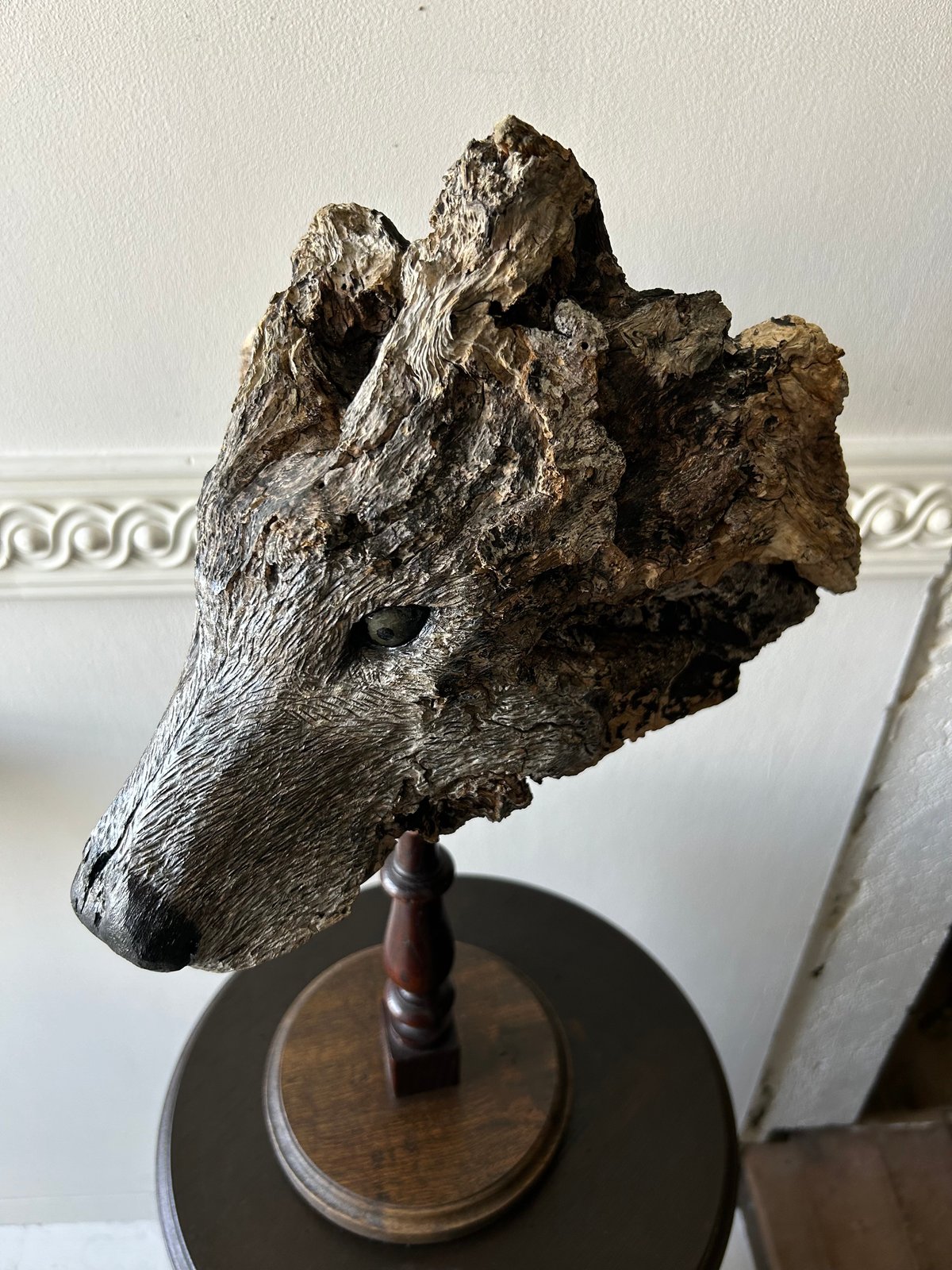 オオカミの木製彫刻 約30cm高 オオカミの木製彫刻 約30cm高 在庫限り】置物 ポリゴンオオカミ