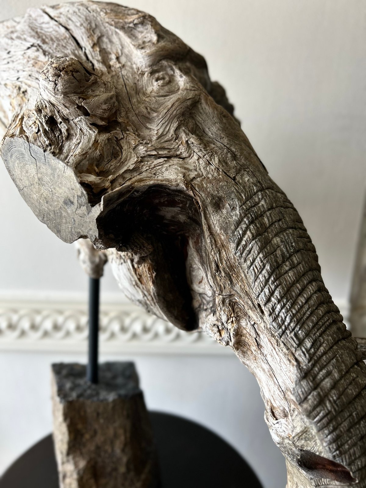 西アフリカ　大きな瞳や唇、装飾が施された鼻が芸術的で圧倒的な存在感の木彫り仮面 NO.62「静眼のアフリカゾウ」 | 流木と動物彫刻