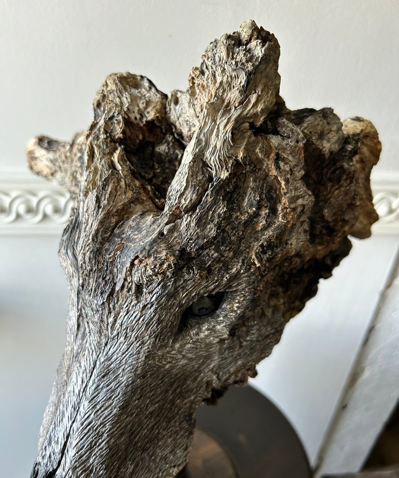 オオカミの木製彫刻 約30cm高 オオカミの木製彫刻 約30cm高 おおかみ 木彫 オオカミ／狼 立体