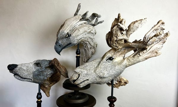 流木と動物彫刻