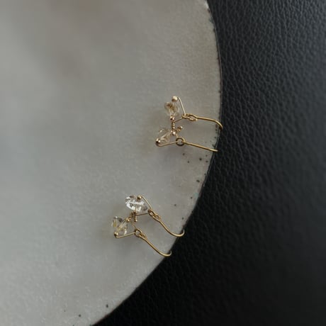 - oil in quartz triangle Design - earring pierce -