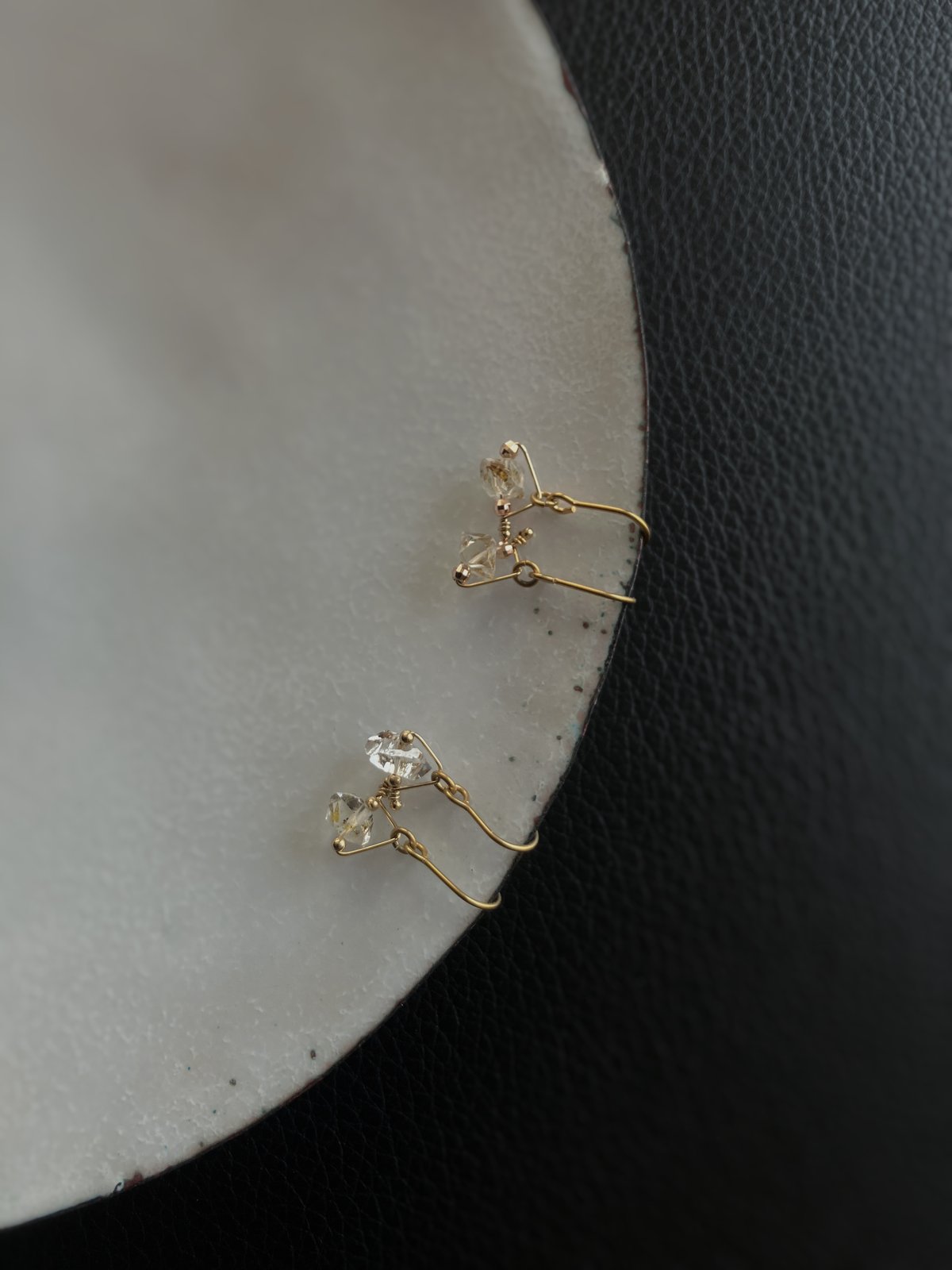 oil in quartz triangle Design - earring pierc