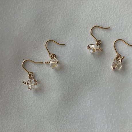 - oil in quartz triangle Design - earring pierce -