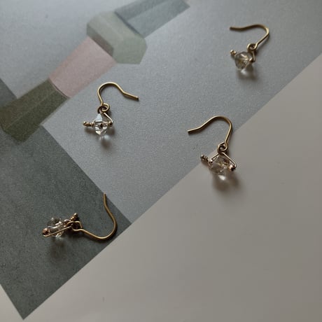 - oil in quartz triangle Design - earring pierce -