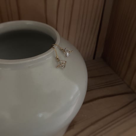 - oil in quartz triangle Design - earring pierce -