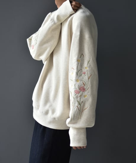 superNova. Embroidery crew sweat