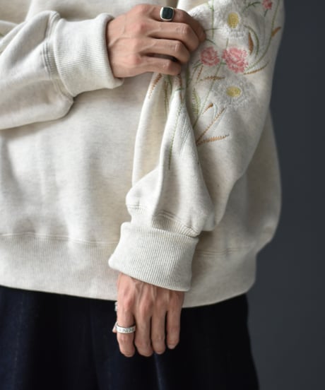 superNova. Embroidery crew sweat