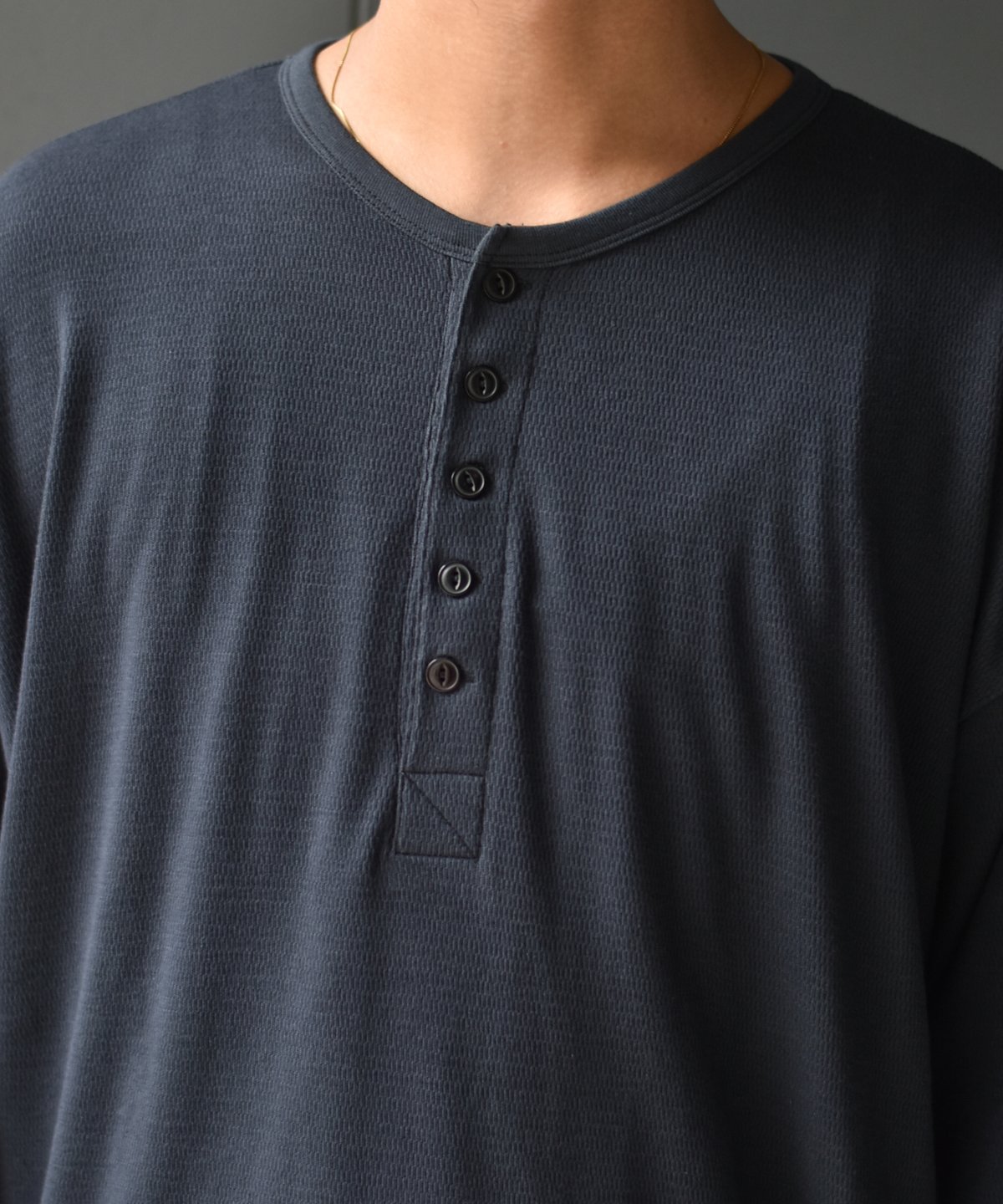 ULTERIOR C/CASH HONEYCOMB HENLEY-NECK TOP | 45