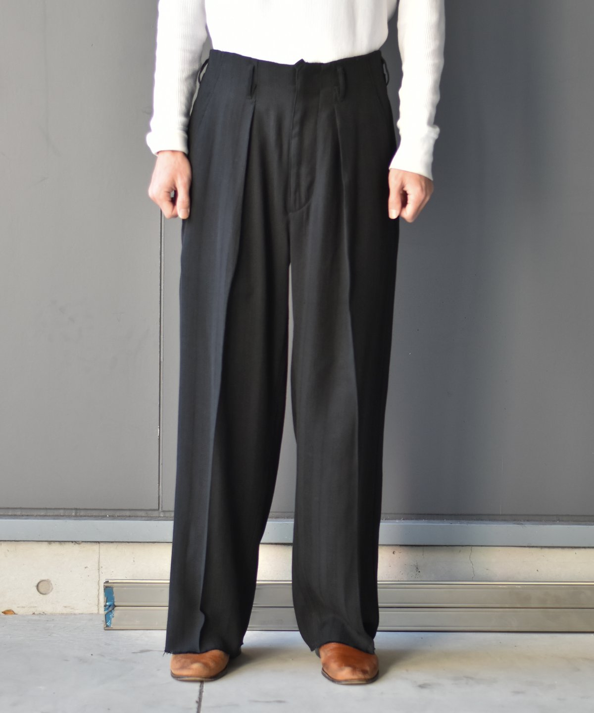 saby TUCK BAGGY Viscose Twill ブラック　日本製 GtzQmxTtEXLk.jpg?width=768