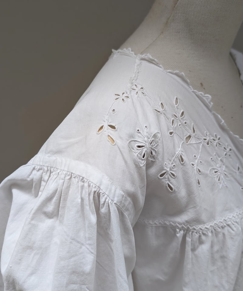 ホワイトビーズ装飾ナイトドレス Tika キャバドレス ナイトドレス 白 前ミニ オフショル チュール