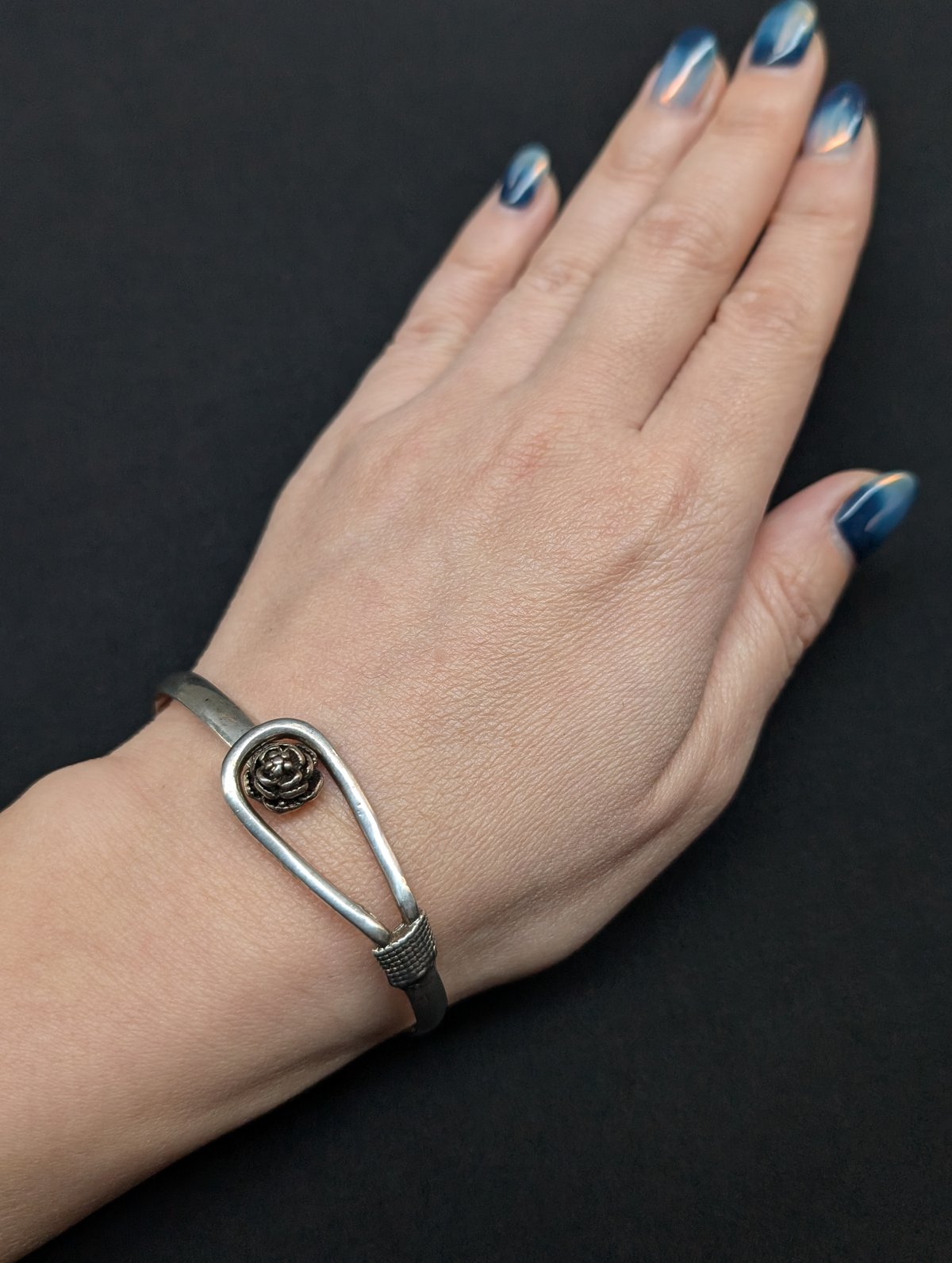 華奢な薔薇モチーフ シルバーバングル AS257 | European Vintage & A