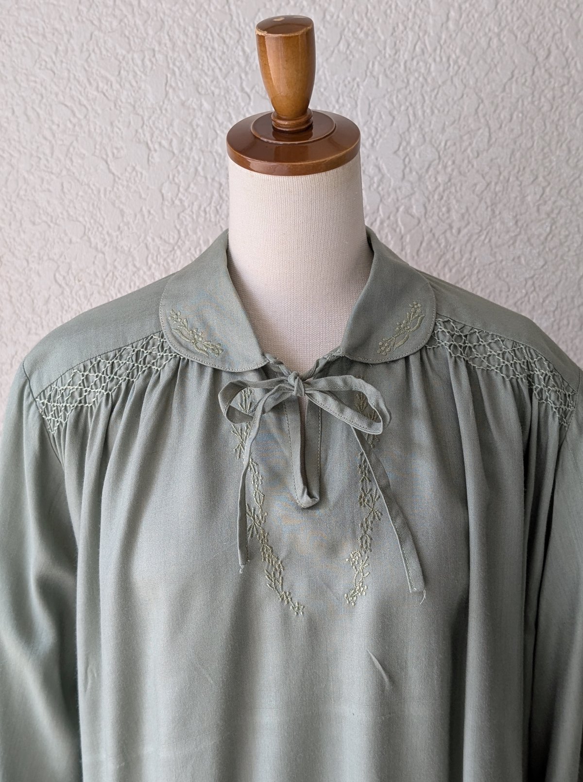 うぐいす色 スモッキング刺繍ブラウス BL74 | European Vintage & An