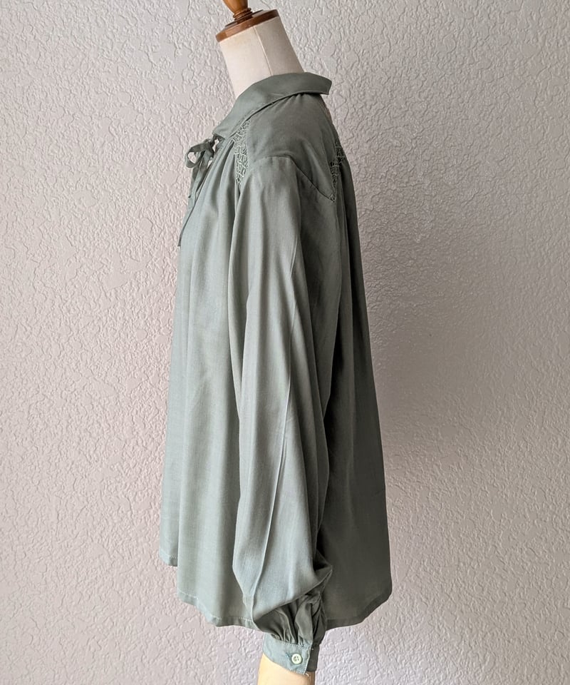 新品タグ付✨25ss HUG Ō WäR フォークロアスモッキング刺繍ブラウス 25SS 未使用品 HUG O WAR フォークロアスモッキング刺繍