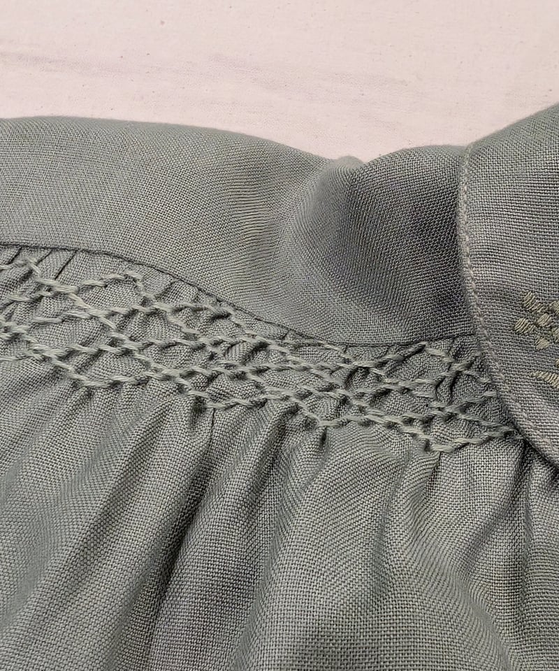 うぐいす色 スモッキング刺繍ブラウス BL74 | European Vintage