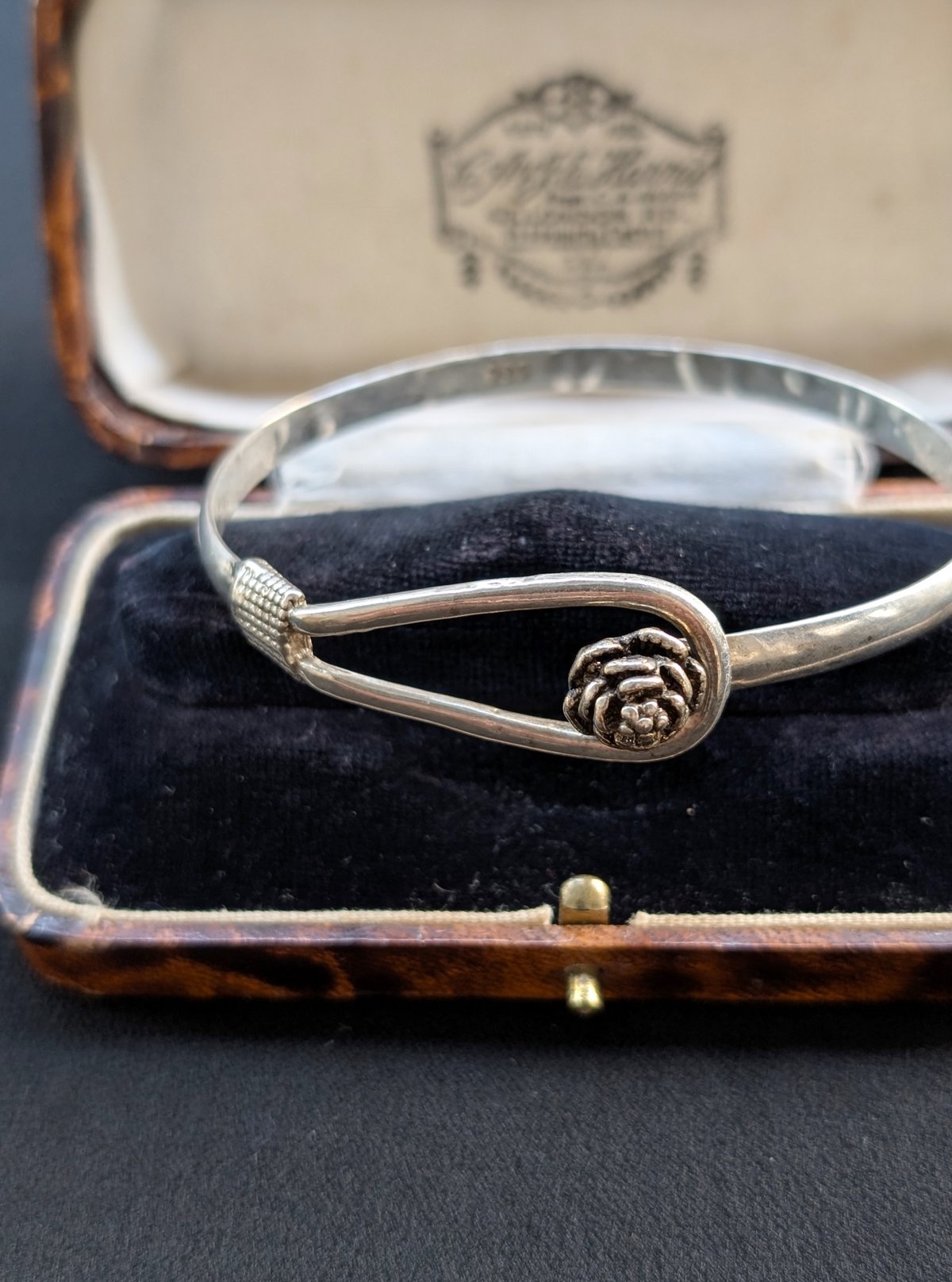 値下げ　アンティーク？　薔薇モチーフのシルバーバングル 華奢な薔薇モチーフ シルバーバングル AS257 | European Vintage & A