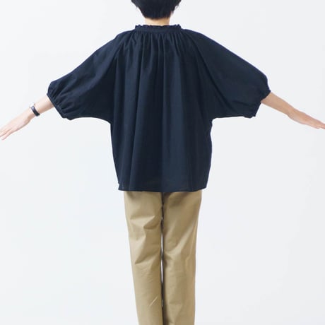 フリルネックシャツ LUEUF