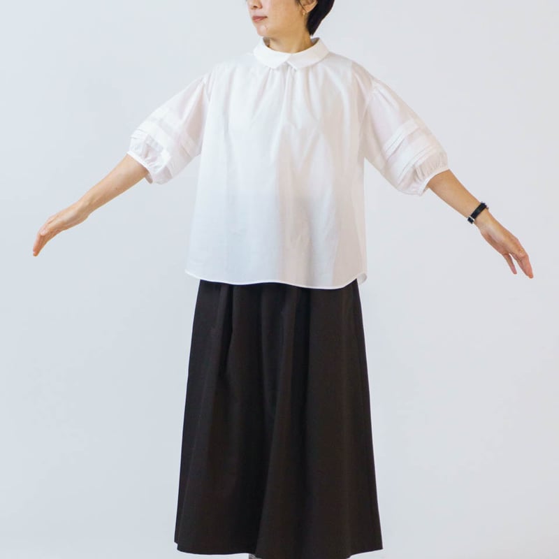 ザリラクス　ビブフロントパフスリーブプルオーバーブラウス　24SS　金ボタン ザリラクス ビブフロントパフスリーブプルオーバーブラウス 24SS