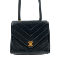 CHANEL　Vステッチ　シェブロンターンロック　ショルダー　バッグ