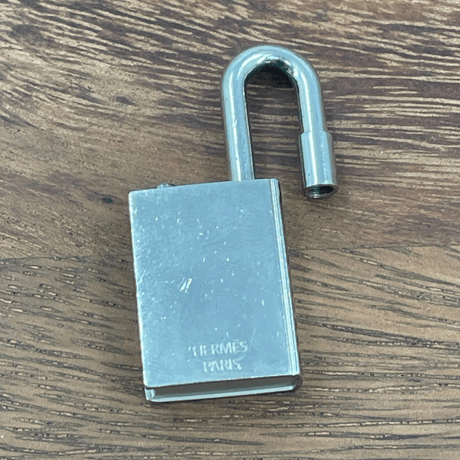 HERMES　キーホルダー　シルバー925　カデナ　ブック　2010年限定