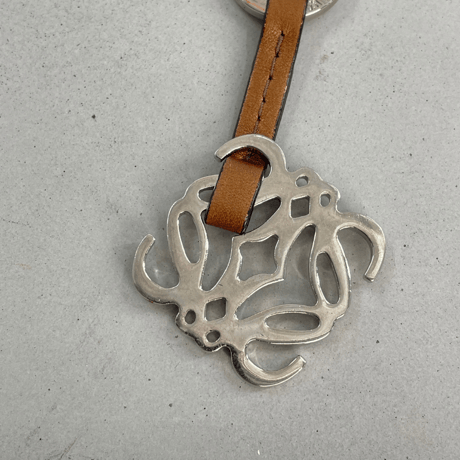 LOEWE　キーホルダー　シルバー　ロゴ