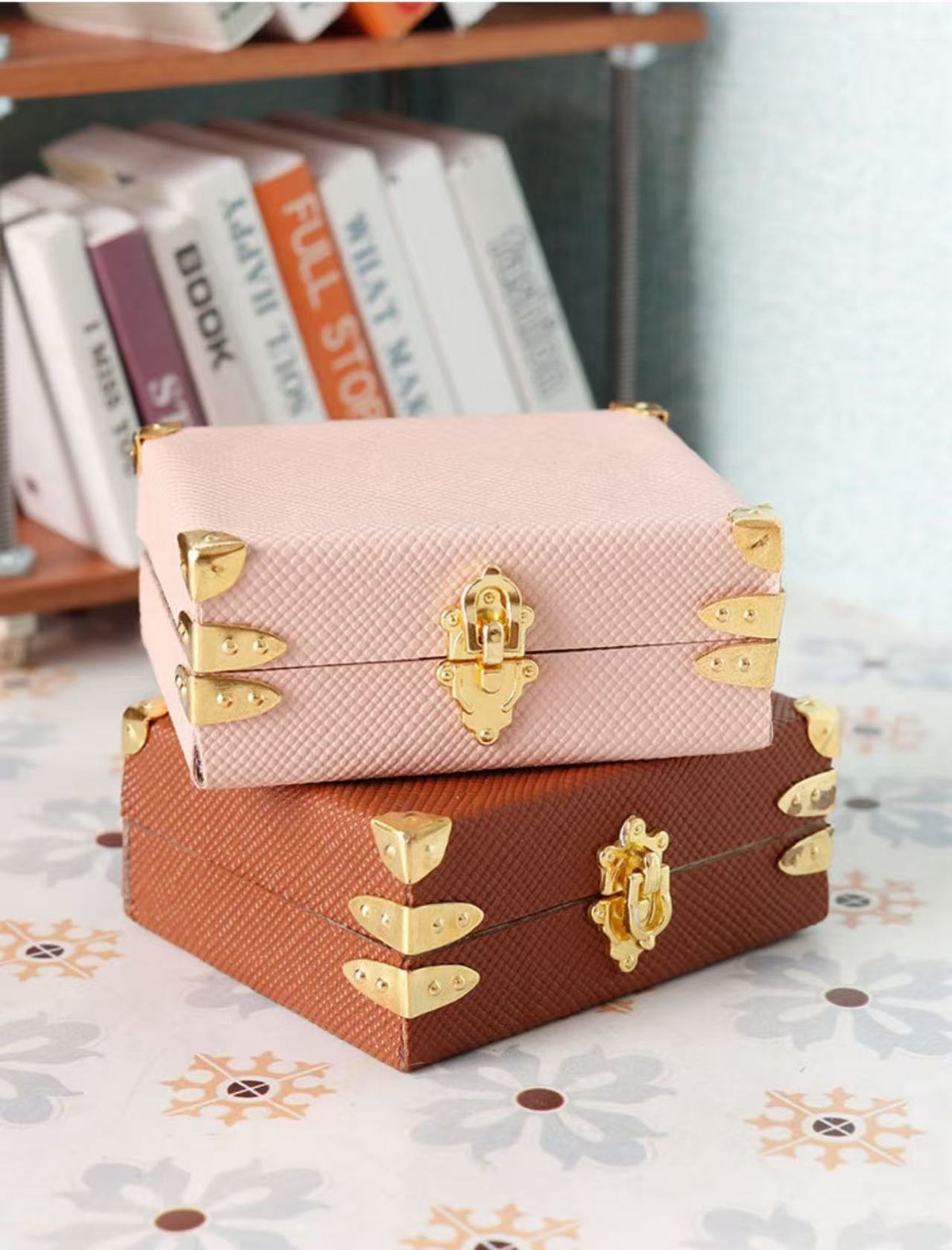 ドールハウス ミニチュア 収納用 アンティーク風トランク（小）1点 全2