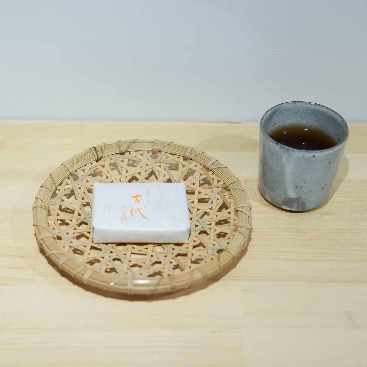 竹細工の雌鶏オブジェ☆上海伝統工芸☆約16センチ 【公式通販】