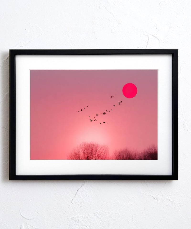 夕日に染まる空と鳥たちの飛翔を描いたモダンコラージュアート