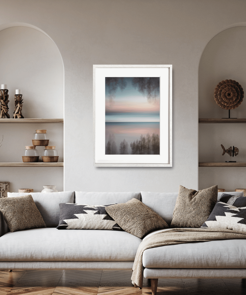 幻想的な水平線と柔らかな色彩。上下反転する樹木が生む静寂の