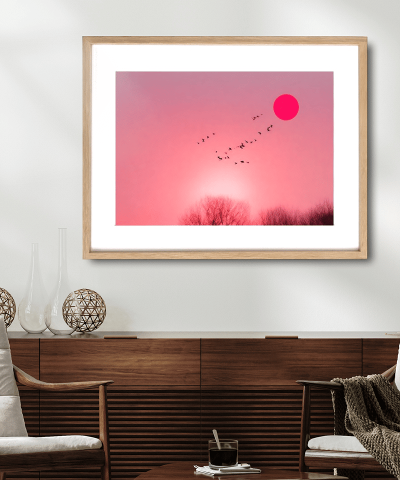 夕日に染まる空と鳥たちの飛翔を描いたモダンコラージュアート