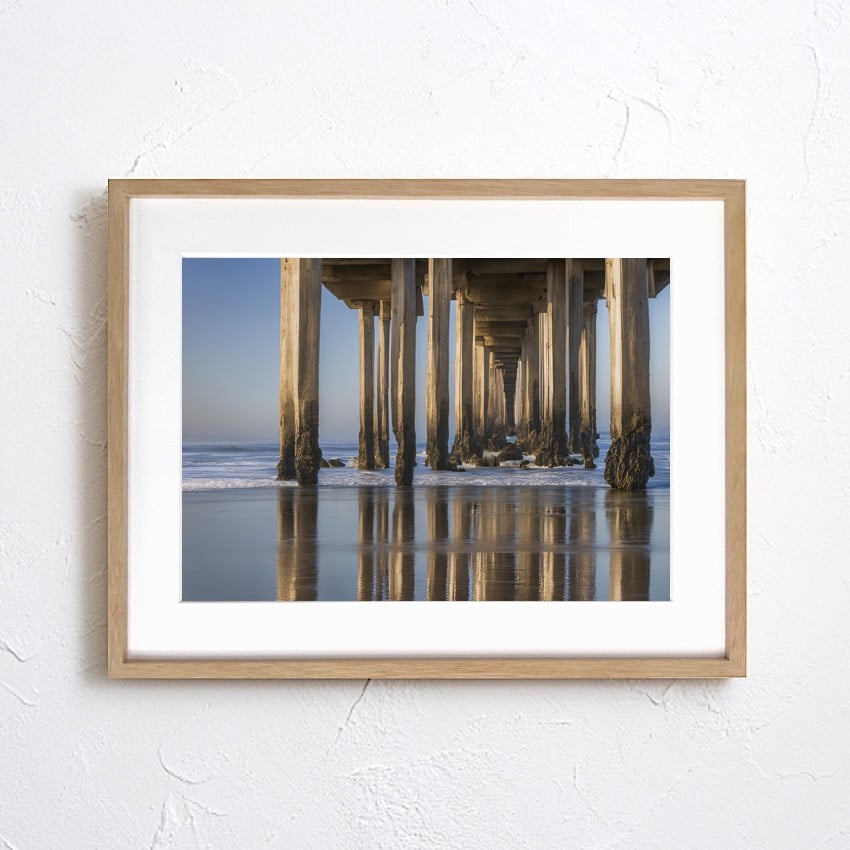 橋の下で静かに波打つ海｜静寂と光を描くブルーアートポスター｜A4〜A2