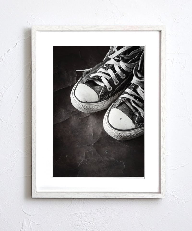 CONVERSE｜モノクロが映えるヴィンテージスニーカーポスター｜履き込